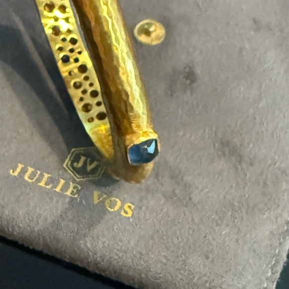 Julie Vos NWOT Catalina gold bangle with sapphire colored glass stones - Picture 4 of 9